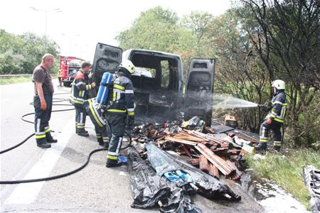 Bestelwagen met speelgoed uitgebrand