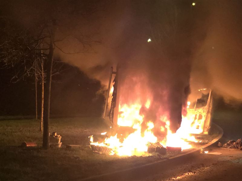 Bestelwagen met vuurwerk in lichterlaaie