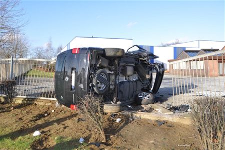 Bestelwagen zwaar gecrasht