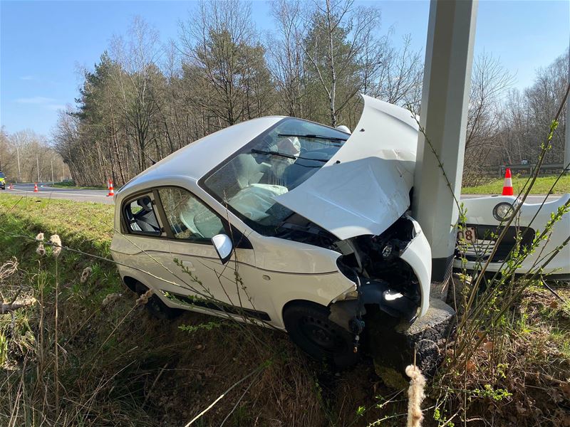 Bestuurder gewond door botsing tegen paal