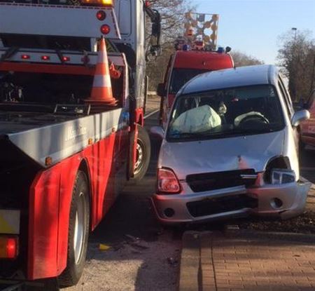 Bestuurster botst op middenberm in Brugstraat