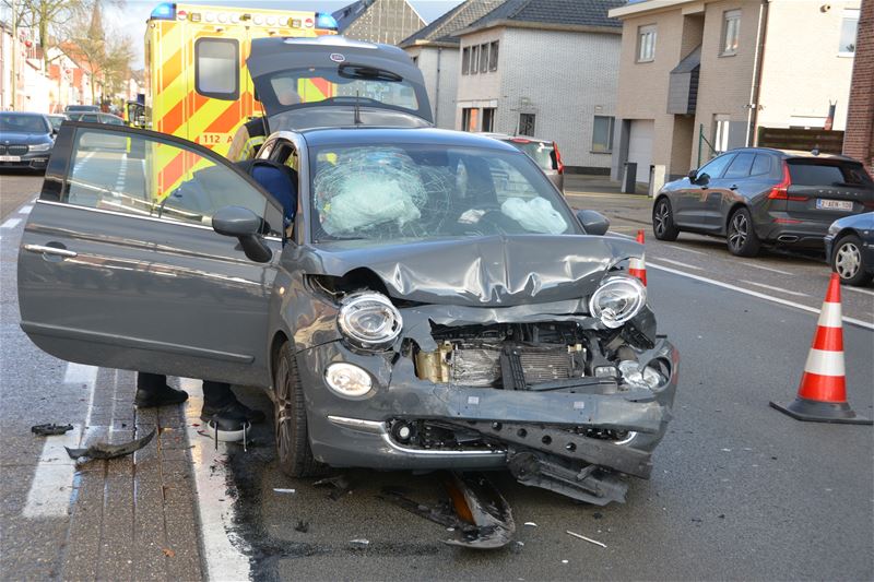 Bestuurster gewond bij botsing tussen 3 auto's