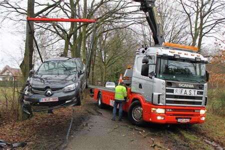 Bestuurster gewond na klap tegen boom