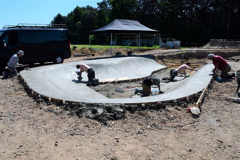 Beton van het skatepark wordt geplaatst