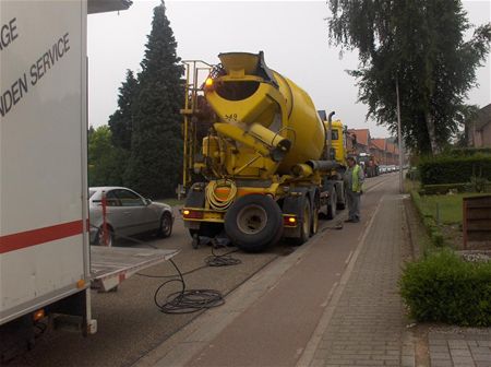 Betonmixer krijgt klapband