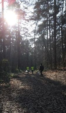 Bewoners opvangcentrum ruimen buurt op