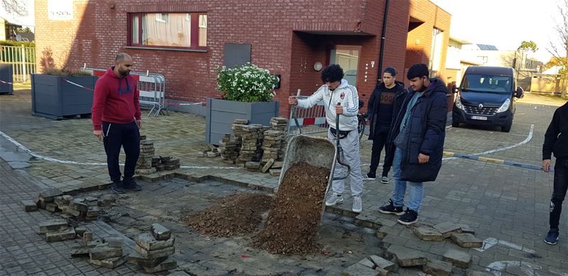 Bewoners van Mommeplas helpen De Koepel een handje