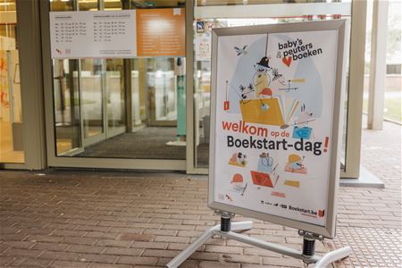 Bib ontvangt allerkleinsten met boeken en dieren