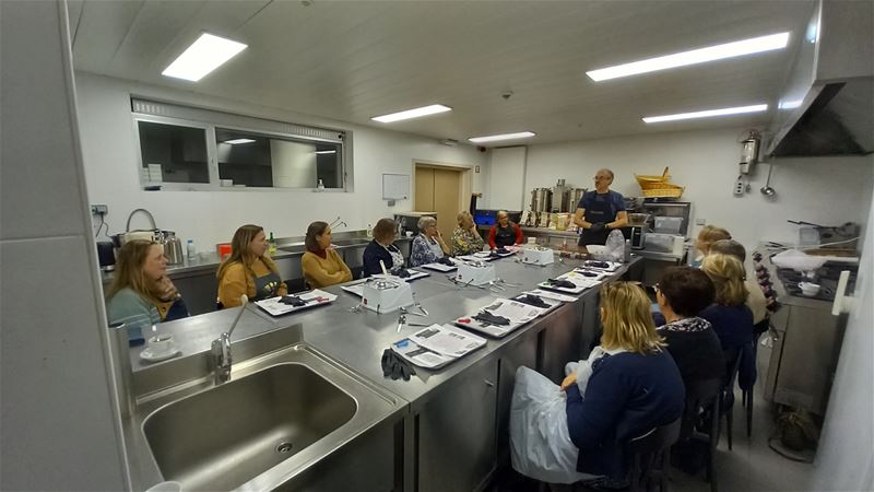 Bij de Ferm-dames wordt thuis chocolade gesnoept