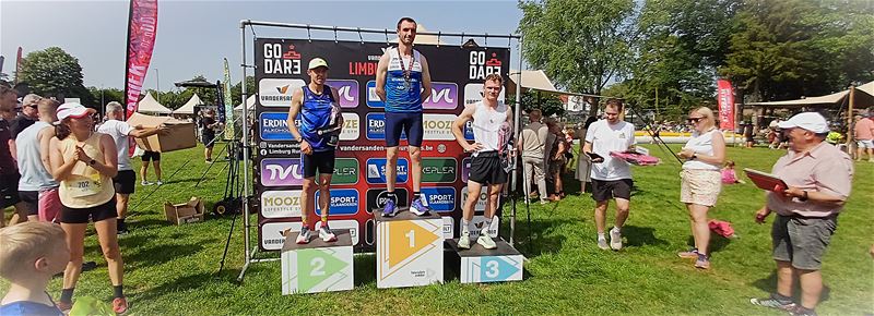 Bijna 750 atleten trotseren hitte op Boekt Loopt