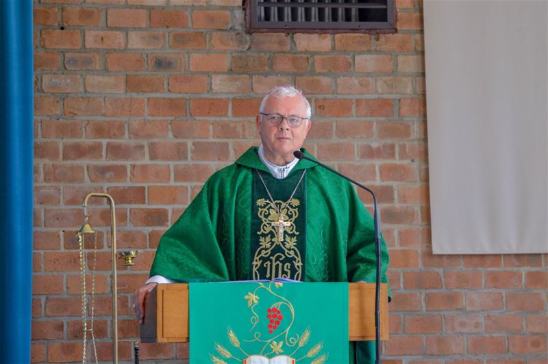 Bisschop draagt eucharistie op in kerk Lindeman