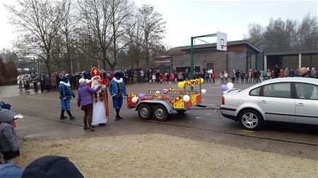 Blijde intrede op een aanhangwagen