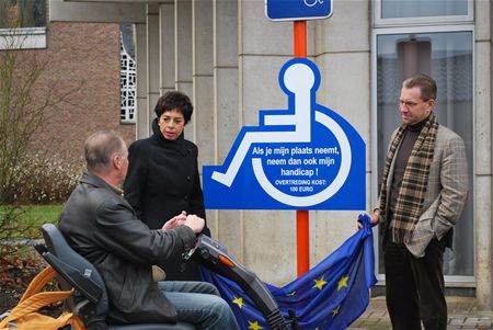 Blijf van de aangepaste parkeerplaatsen!