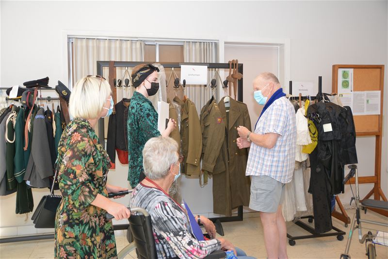 Bloemelingenbewoners helpen voorwerpen waarderen