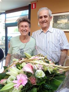 Bloemen voor gouden reuzenpaar