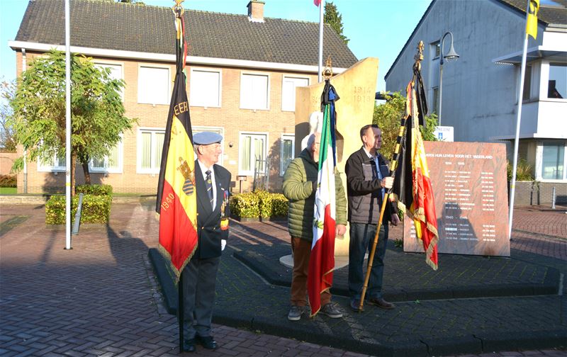 Bloemenhulde aan het monument in Heusden