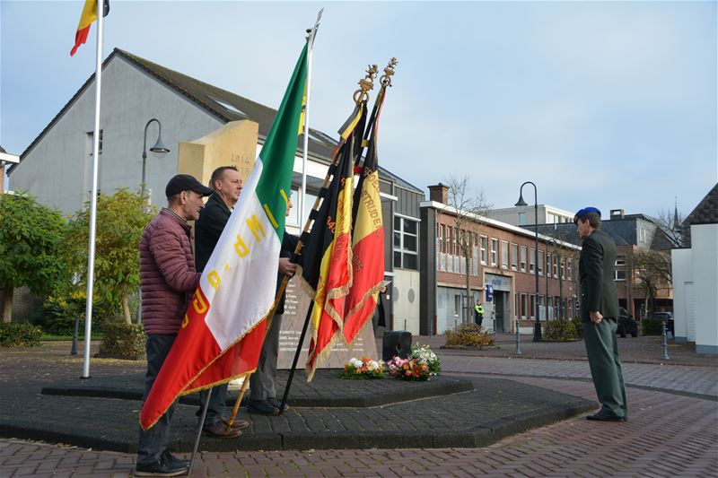 Bloemenhulde aan monument in Heusden