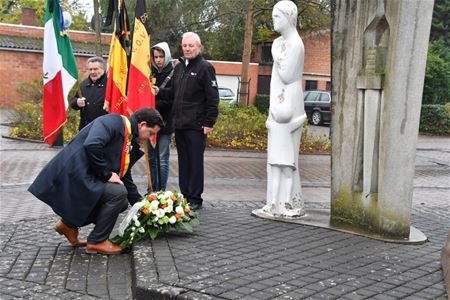 Bloemenhulde aan monument in Heusden