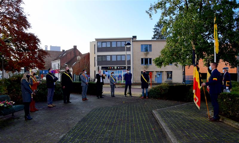 Bloemenhulde aan monument in Zolder