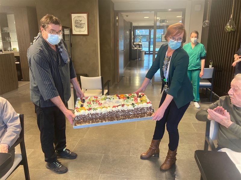 BoCasa viert tweede vaccinatie met reuzentaart