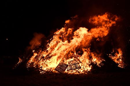 Boekt warmt zich op aan Sint-Maartensvuur