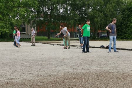 Boektenaren speelden voetbal en petanque