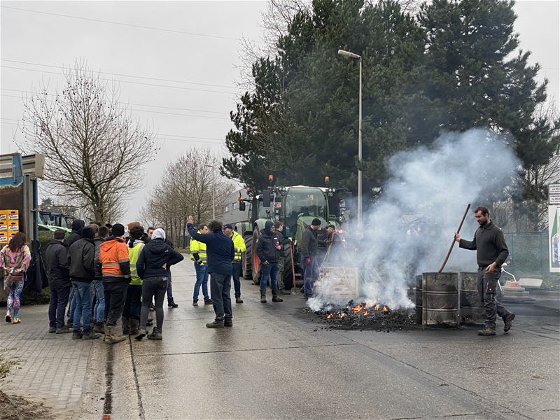 Boeren ruimen versperring aan Aldi op