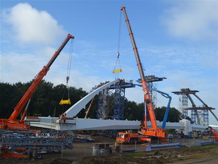 Bogen worden op de brug geplaatst