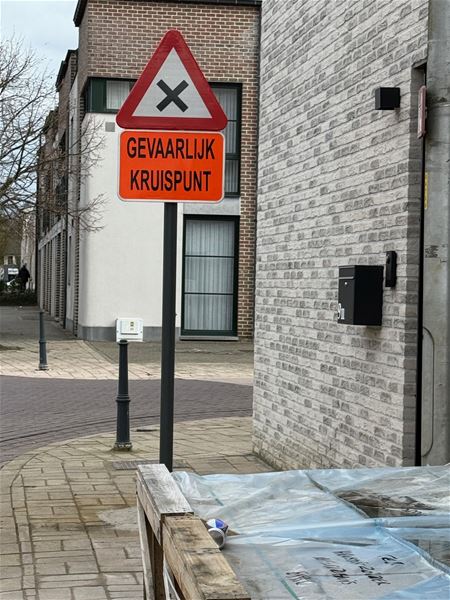 Borden waarschuwen voor voorrangskruispunt
