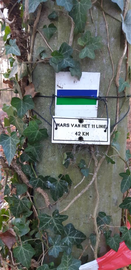 Bordjes verwijzen naar mars van het Elfde Linie