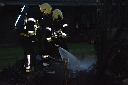 Brand vernielt tuinhuis en volière