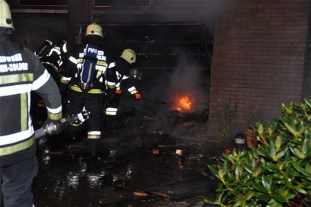 Brand woedt in villagarage