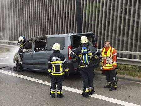 Brandende bestelwagen veroorzaakte file