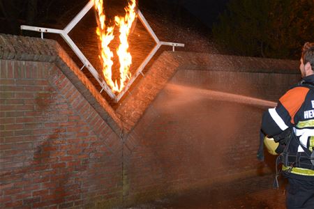 Brandstichting aan raam