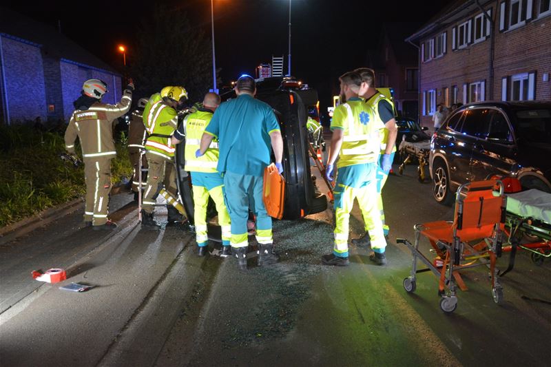 Brandweer bevrijdt 5 gewonden uit gekantelde auto