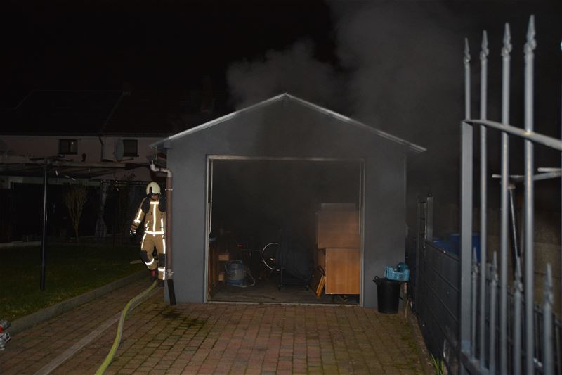 Brandweer heeft garagebrand snel onder controle