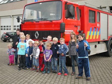 Brandweerkinderen op kamp in kazerne