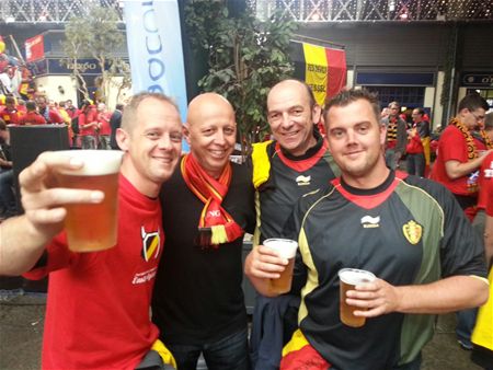 Brandweermannen supporteren voor Duivels