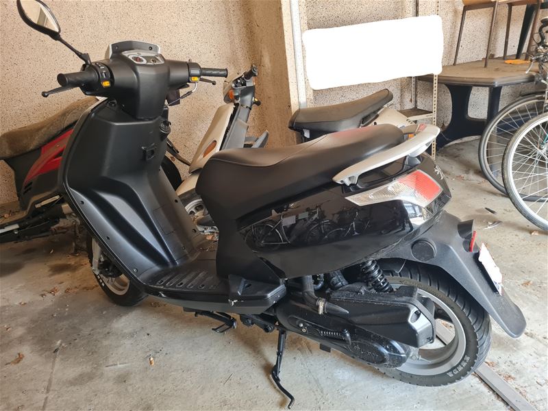 Bromfiets en auto in beslag genomen