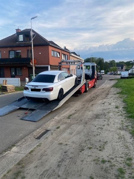 Bromfietsen en een auto in beslag genomen