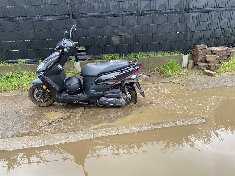 Bromfietser valt in onzichtbare put in fietspad