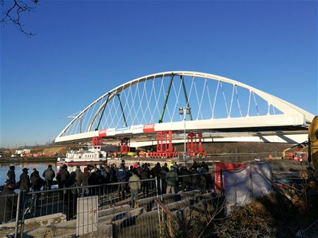 Brug al bijna op haar plaats