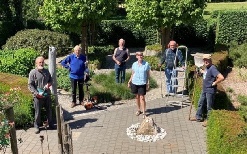 Buren brengen tuin in orde terwijl Rik revalideert