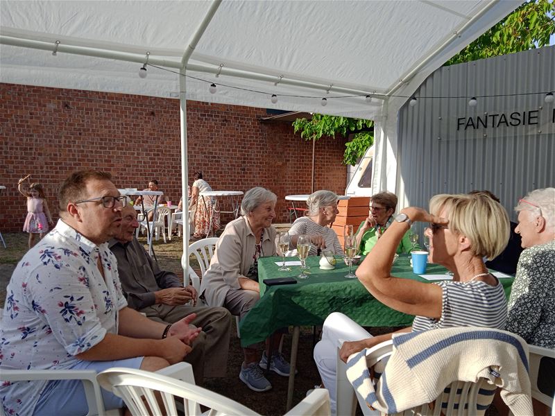 Buren van de Kerkenblookstraat samen op de bbq