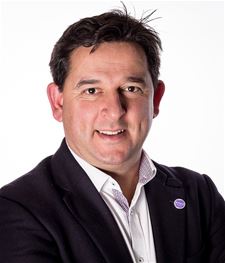 Burgemeester: 'Stapsgewijs naar normale leven'