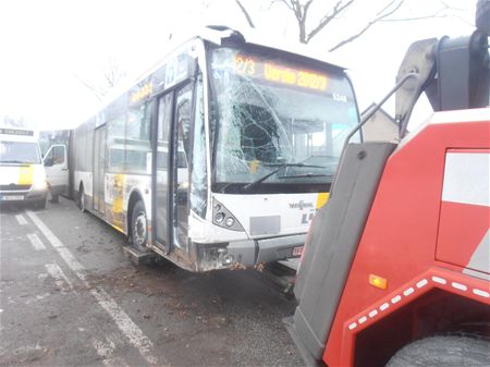 Bus botst tegen paal