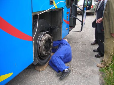 Busreizigers opgeschrikt door klapband