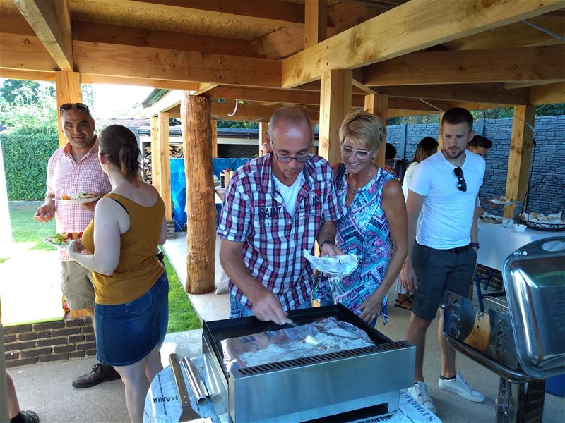 Buurtbarbecue in de Mommestraat