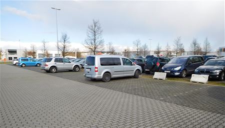 Camera's en slagbomen op parking