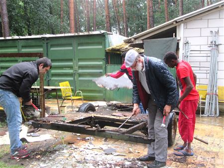 Caravan omgebouwd tot troon